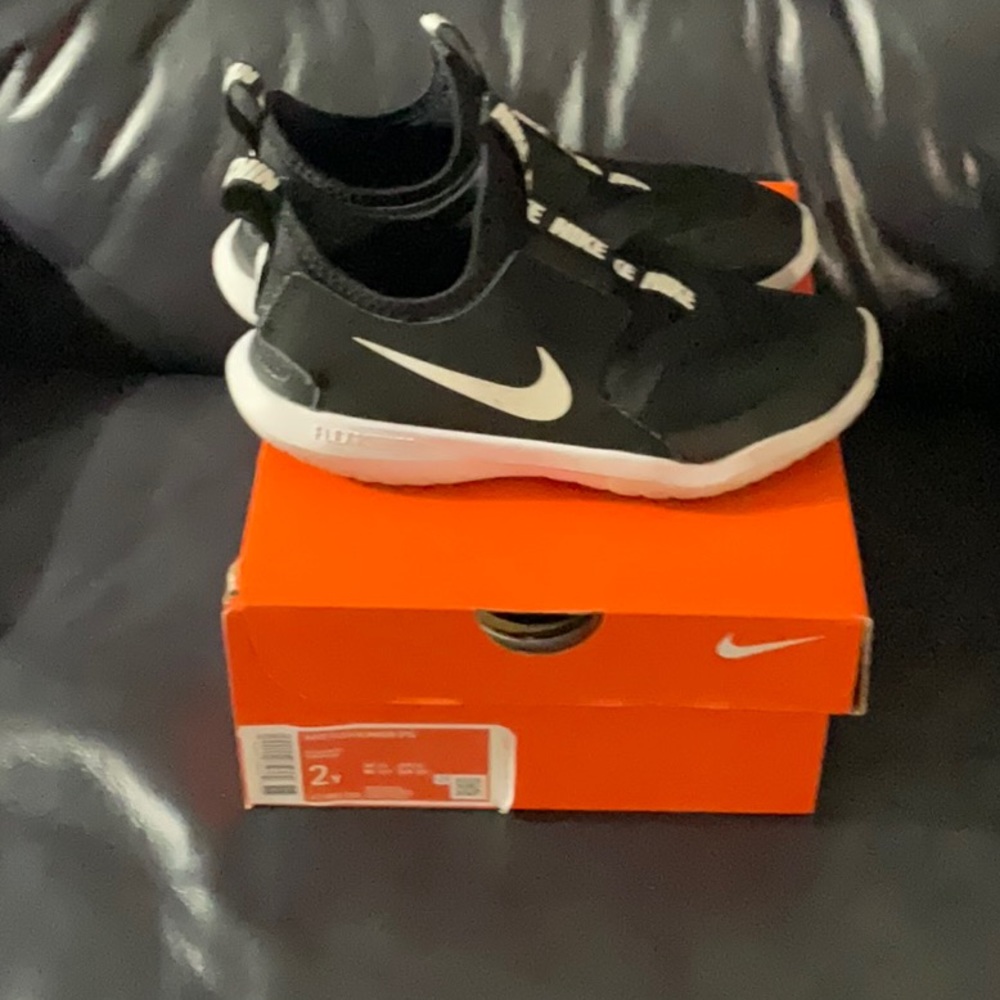 Boys slip on Nike Flex Runner PS sneaker.